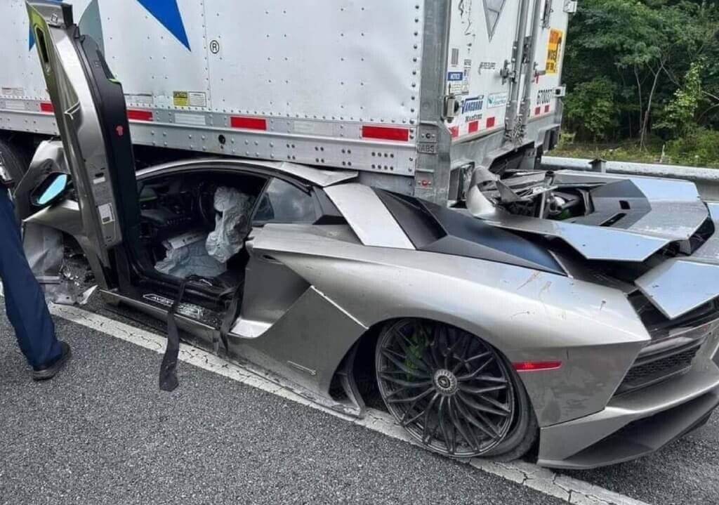 Rozbił Lamborghini Aventador przy 160km/h, szczęście w nieszczęściu!