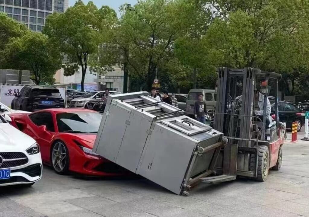 Pracownikowi spadł piec do pizzy na Ferrari F8 Tributo!