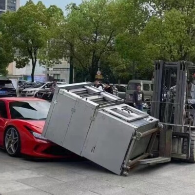 Pracownikowi spadł piec do pizzy na Ferrari F8 Tributo!